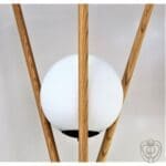 Piantana in legno con sfera in vetro bianco - immagine 2
